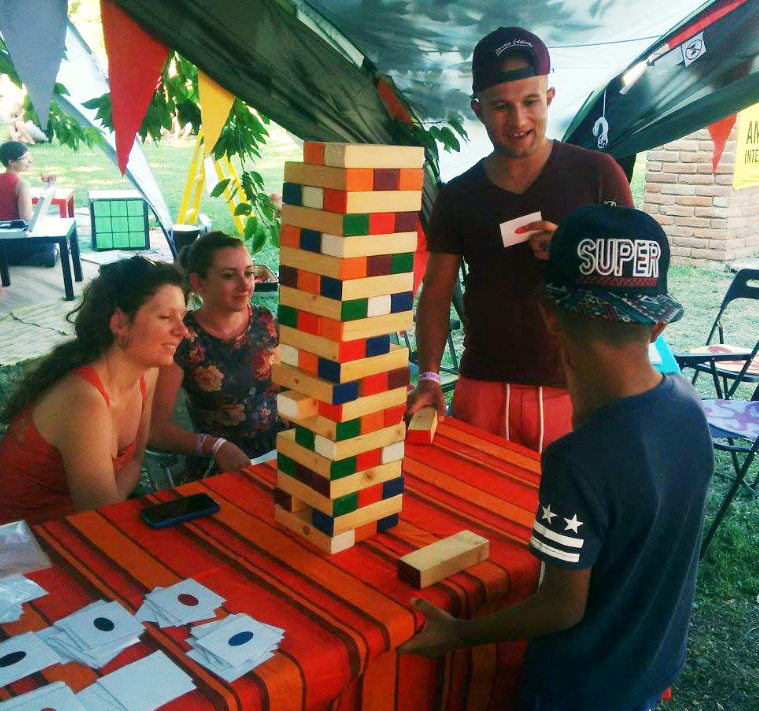 More fun with larger bricks: our self-made wood blocks are attractive both for juniors and seniors.