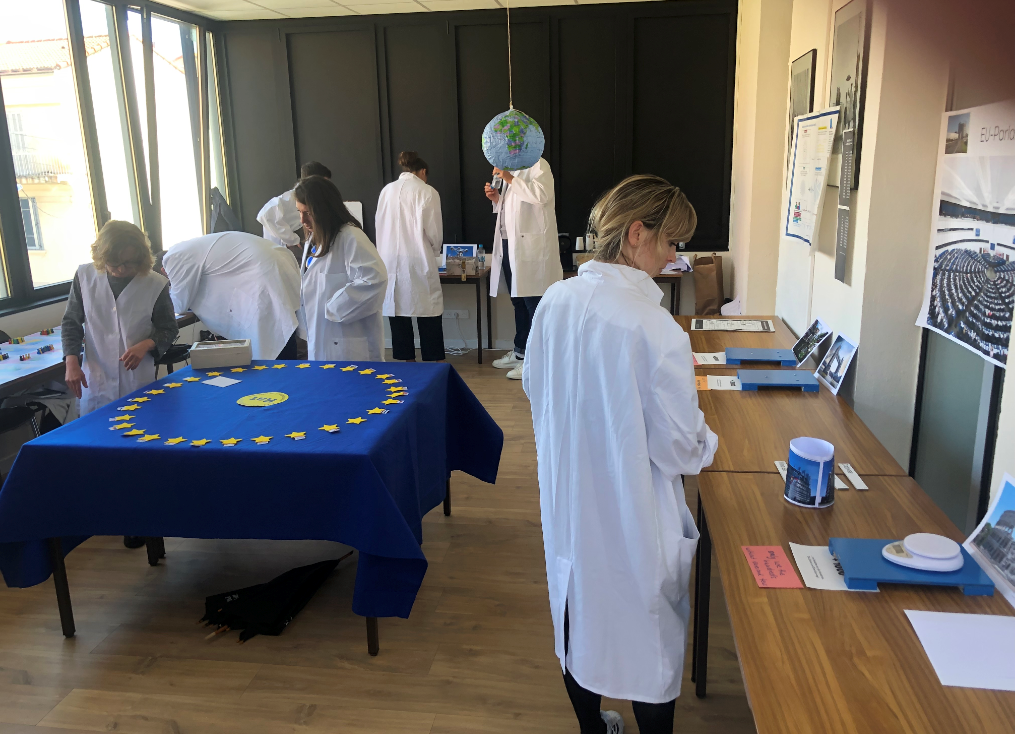Testing the Asteroid Alarm! escape room, in a makeshift setup during the conference in Bastia.